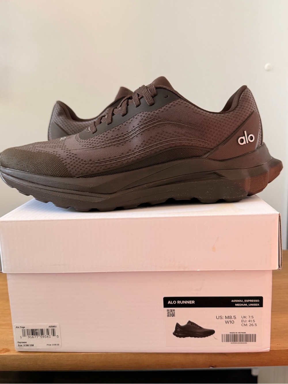 ALO Yoga Alo Runner Sneakers in Espresso